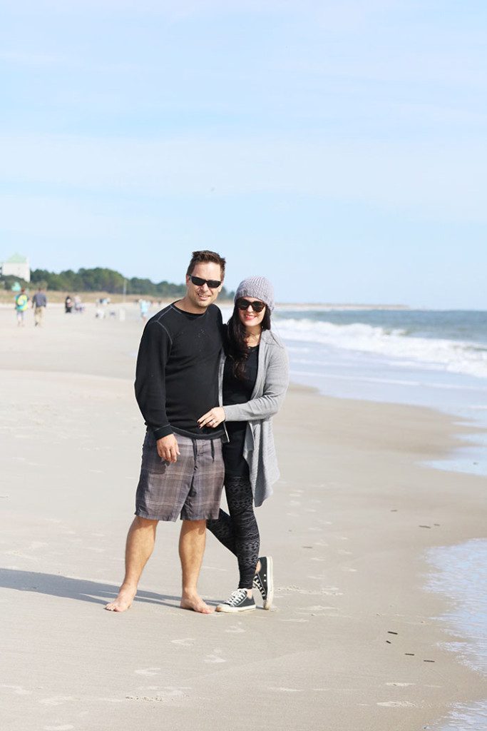 beach-outfit-leggings-and-converse-hat