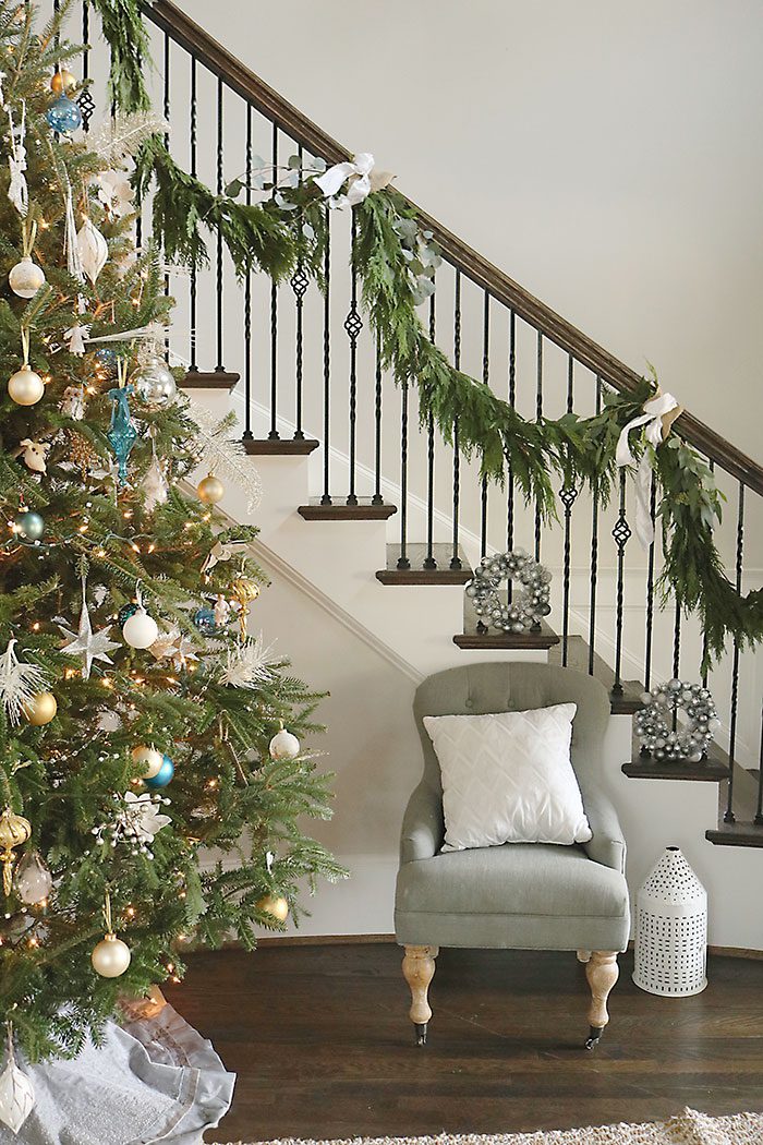 christmas-garland-swag-stairs.