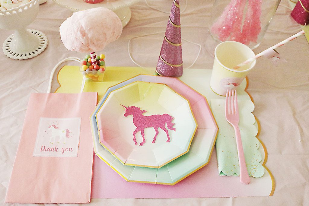unicorn-birthday-party-table-setting-with-unicorn-silouette