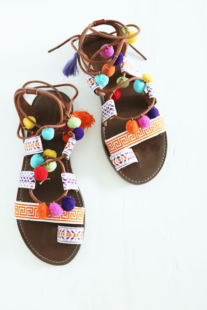 DIY-pom-pom-sandal