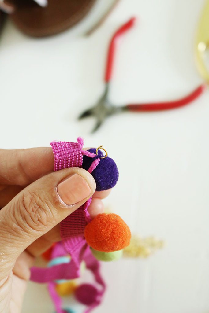 DIY-pom-pom-sandal-with-jump-ring