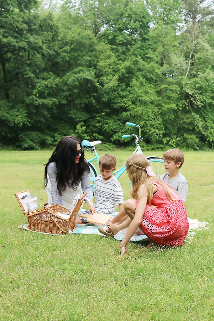 mothers-day-picnic-family, picnic idea, quick picnic idea, picnic for kids, photography family picnic, mother's day, mom, picnic food ideas, picnic outfit for mom and family