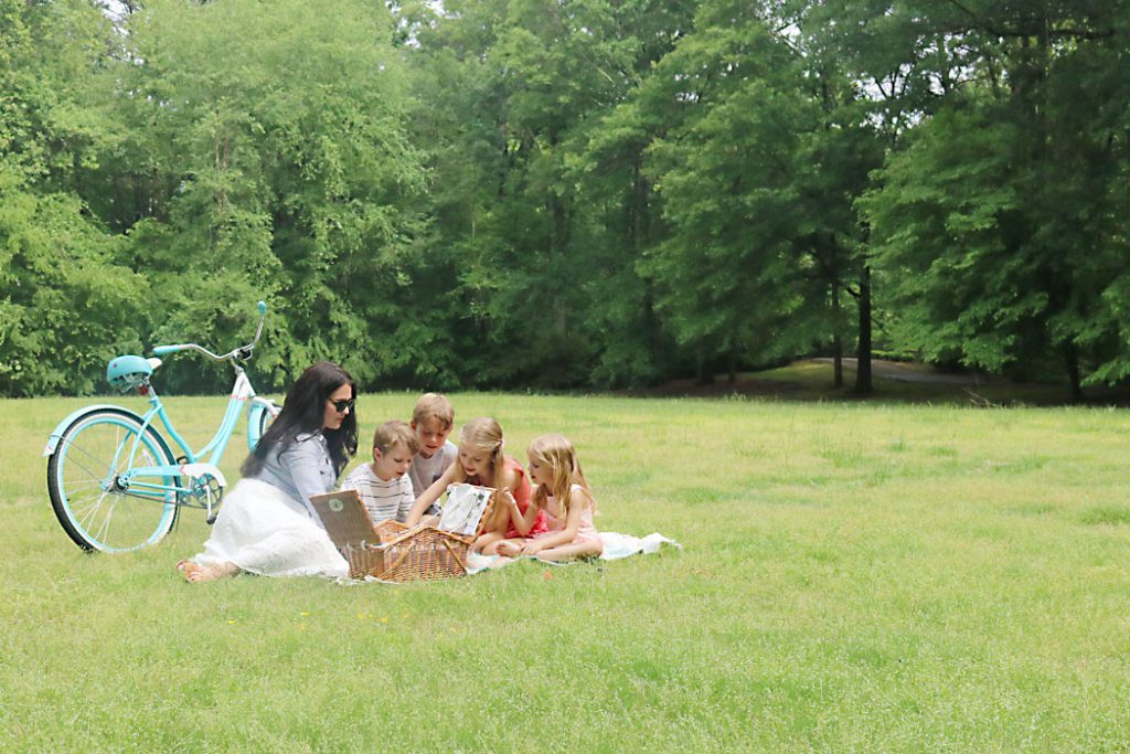 mothers-day-picnic-landscape, mothers-day-picnic-family, picnic idea, quick picnic idea, picnic for kids, photography family picnic, mother's day, mom, picnic food ideas, picnic outfit for mom and family