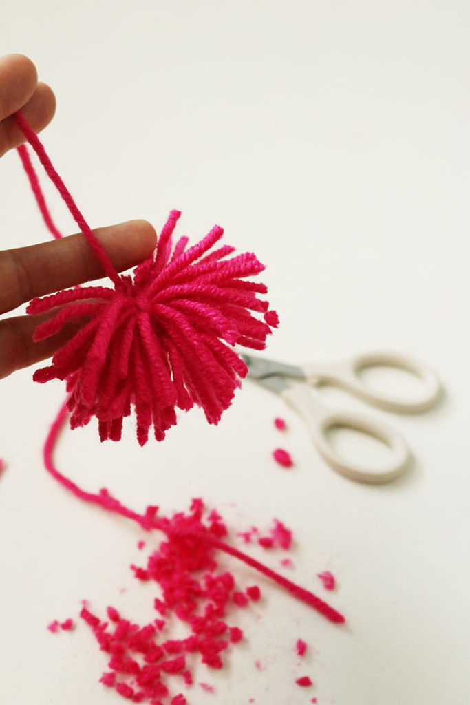 pom-pom-diy-yarn-with-string