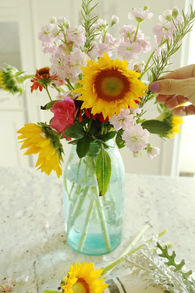 5-minute-flower-arrangement-with-twigs