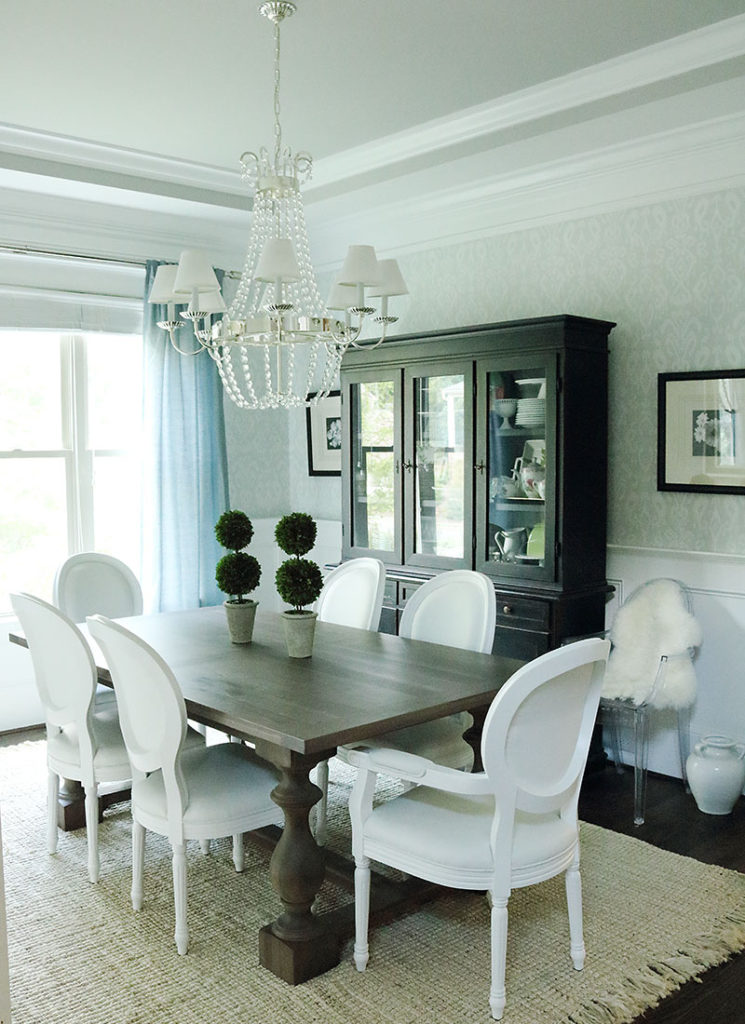 dining-room-with-modern-light