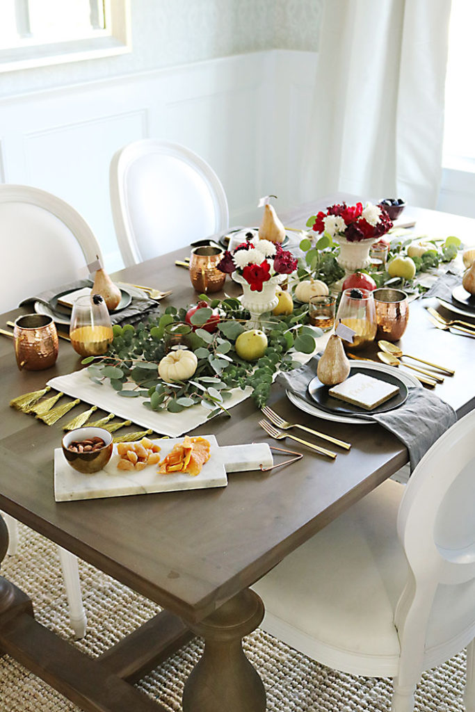 farm-to-table-thanksgiving-tablescape, farm-to-table-thanksgiving-table-decor, farm-to-table-thanksgiving-flower-and-fruit, thanksgiving centerpiece, tablescape, organic raw, fresh fruit, autumn colors, pearls, metallic pears, thanksgiving table decor, name placement, 