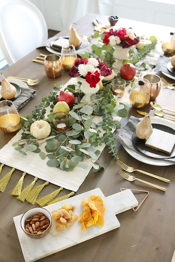 farm-to-table-thanksgiving-table-decor, farm-to-table-thanksgiving-flower-and-fruit, thanksgiving centerpiece, tablescape, organic raw, fresh fruit, autumn colors, pearls, metallic pears, thanksgiving table decor, name placement, 