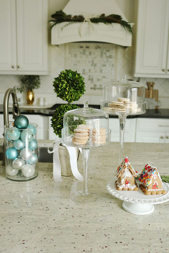 christmas-decorations-with-cookies