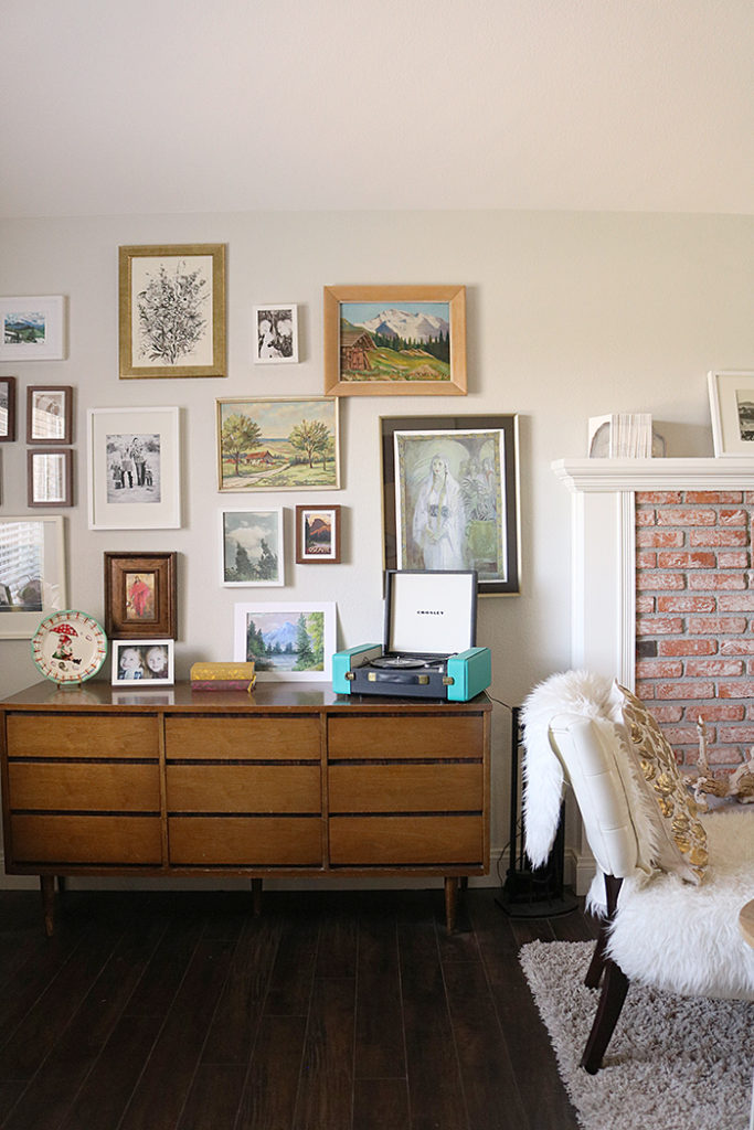 From grid style to eclectic, sharing 8 rules for creating the perfect gallery wall, how to create gallery wall, how to diy a gallery wall, gallery wall ideas, how to hang gallery wall, ideas for gallery wall, how to design a gallery wall || Darling Darleen #gallerywall #gallerywallideas #darlingdarleen 
