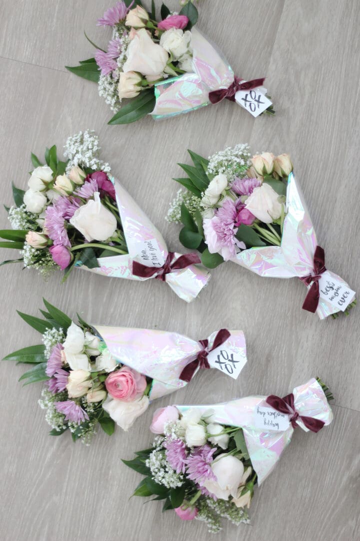 Make these beautiful Mother's Day mini flower bouquets along with our FREE Mother's Day gift tag printables as an easy way to send a message of love. || Darling Darleen 