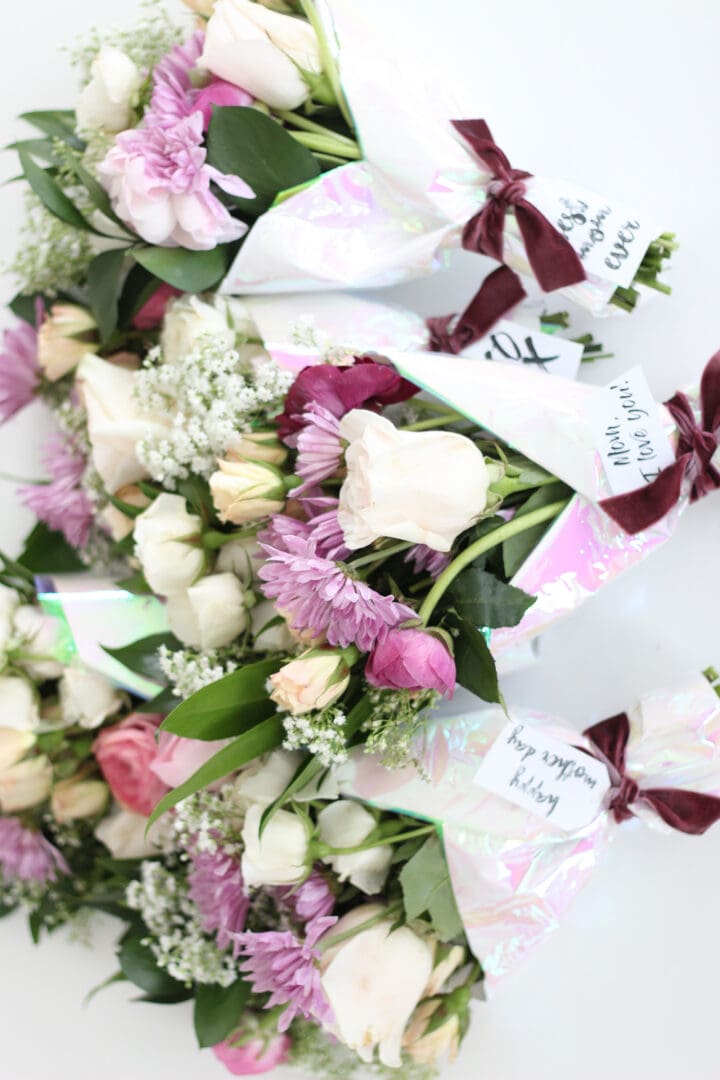 Make these beautiful Mother's Day mini flower bouquets along with our FREE Mother's Day gift tag printables as an easy way to send a message of love. || Darling Darleen 