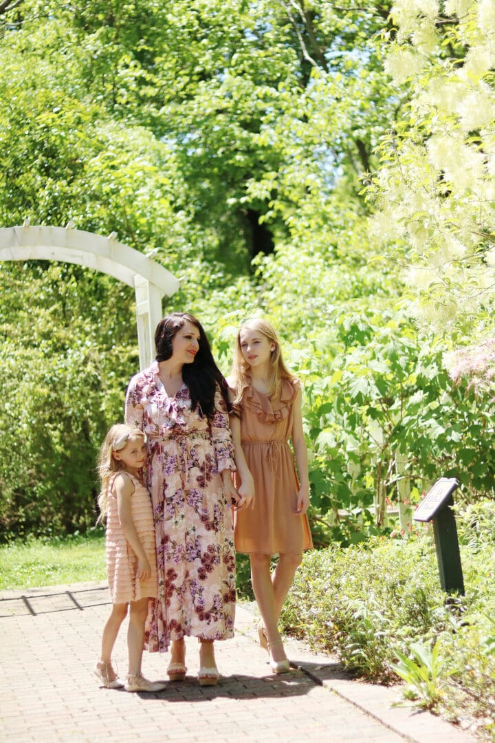 The perfect time to wear Mother Daughter Matching Dresses is for Mother's Day! Sharing a few cute matching dresses to wear this spring! || Darling Darleen www.darlingdarleen.com #darlingdarleen