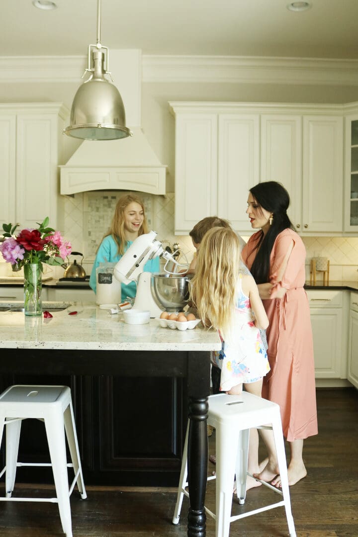 Sharing my secret with 5 Tips with Baking with Kids for a great experience and to eventually sit back and let them do the baking! #bakingwithkids #darlingdarleen #darleenmeier || Darling Darleen