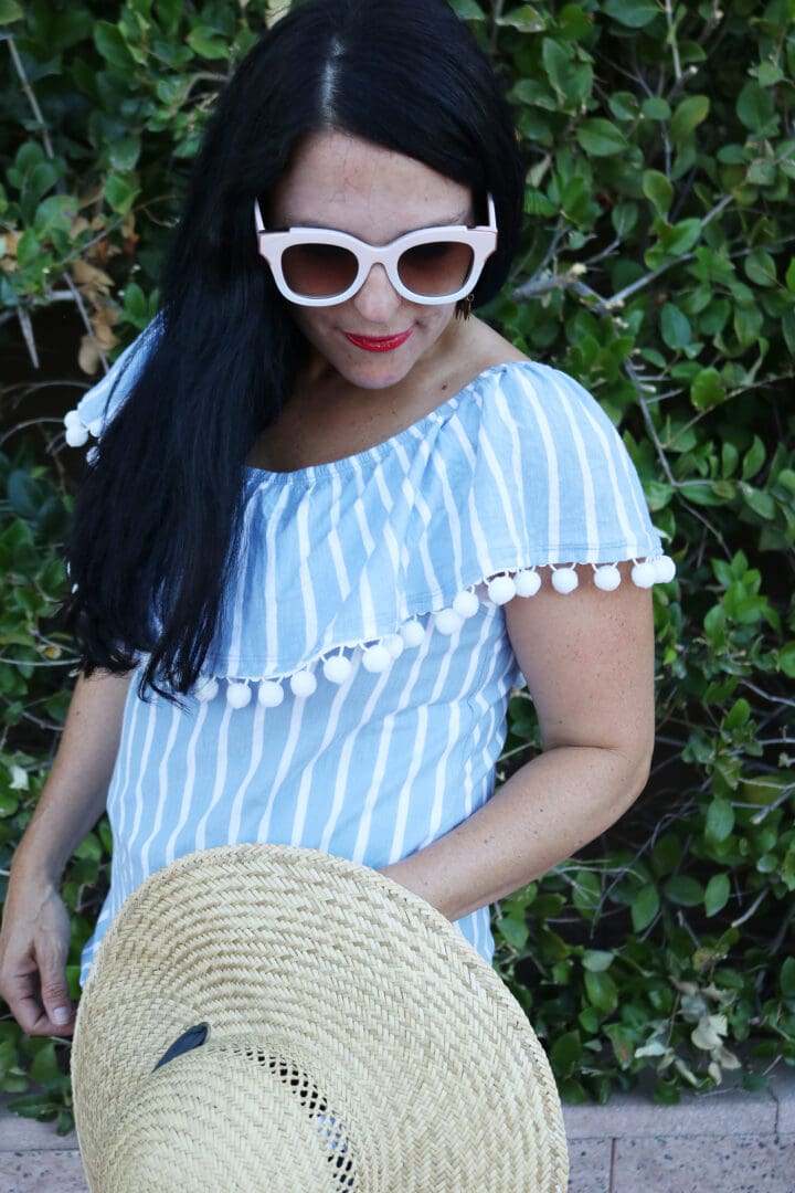 DIY Pom Pom Shirt for 4th of July || Darling Darleen #darlingdarleen #diy #pompomshirt #darleenmeier