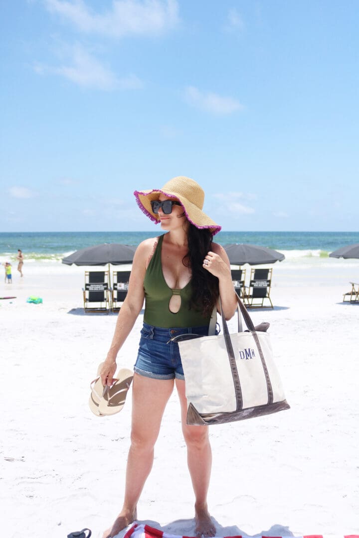 10 Beach Bag Essentials || Darling Darleen #beachbagessentials #beachbag #darlingdarleen #darleenmeier