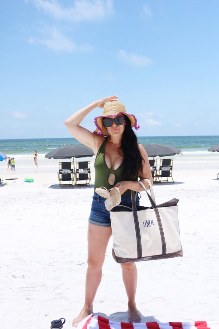 10 Beach Bag Essentials || Darling Darleen #beachbagessentials #beachbag #darlingdarleen #darleenmeier