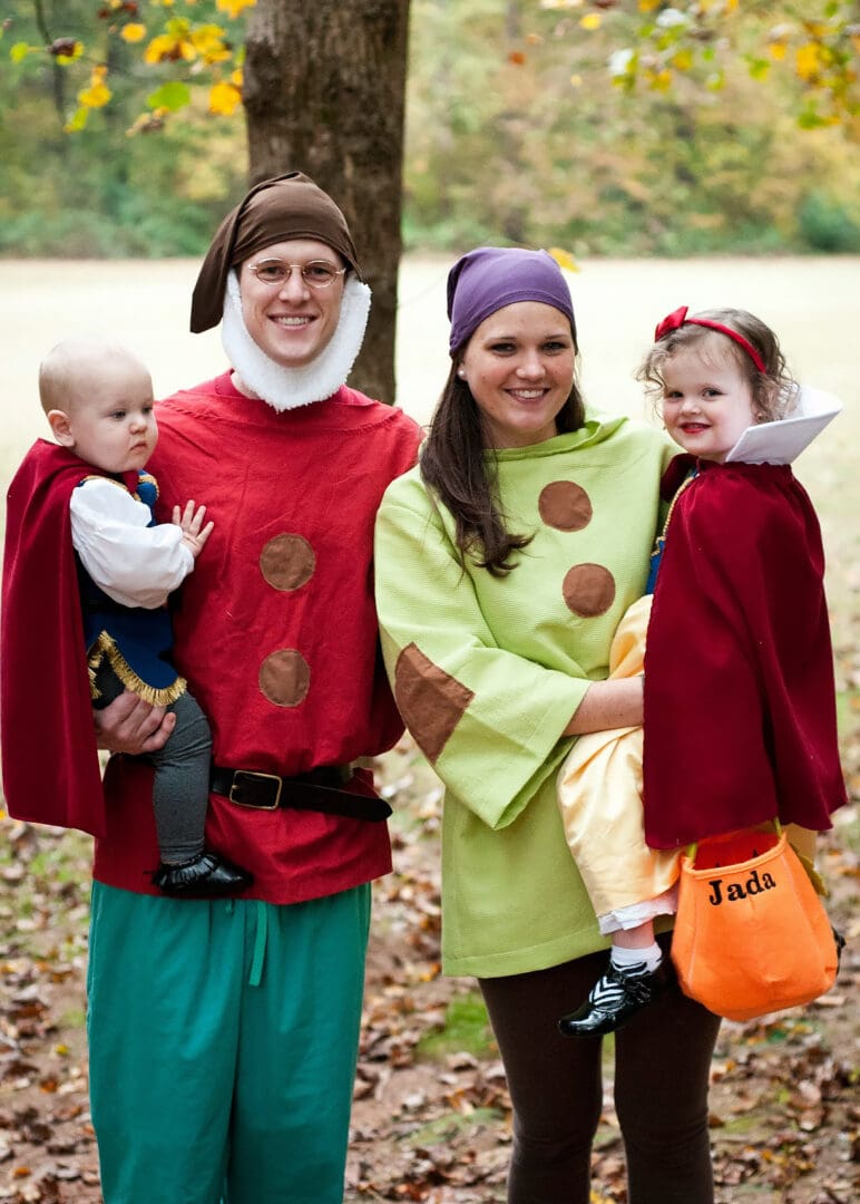 Best Halloween Costumes for Family and Kids, Snow White Family Theme Costume, Best Homemade Costumes || Darling Darleen