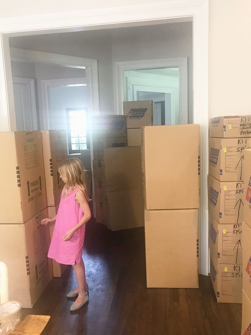 I'm sharing helping tip to make it easier when moving with kids. I have learned a few these from our Move across the country || Darling Darleen