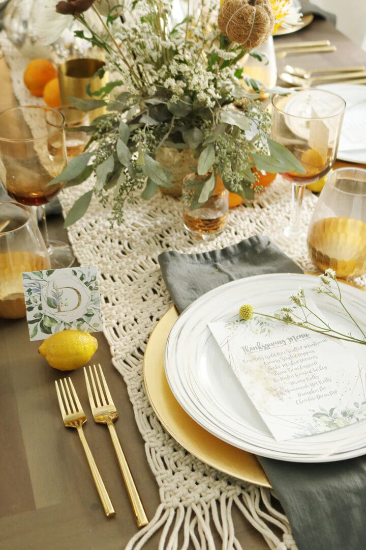 The perfect chic thanksgiving table and FREE menu and placement card printables.  This table is natural setting with elegant touches || Darling Darleen #darlingdarleen #thanksgiving #thanksgivingtable