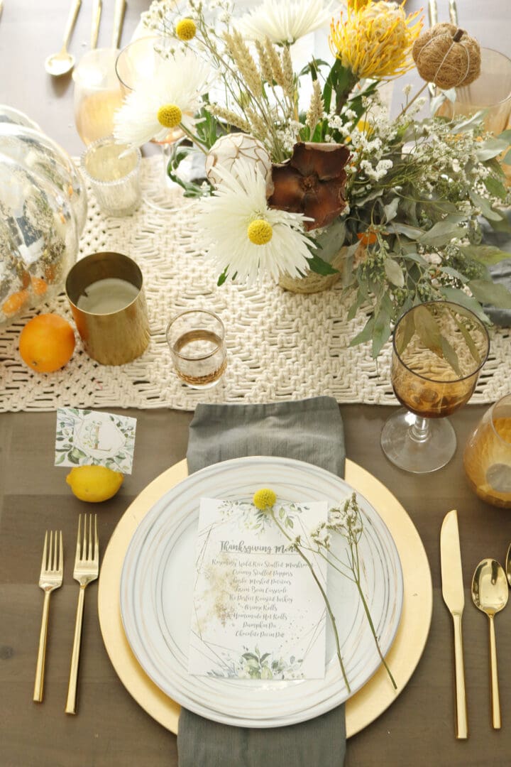 The perfect chic thanksgiving table and FREE menu and placement card printables. This table is natural setting with elegant touches || Darling Darleen #darlingdarleen #thanksgiving #thanksgivingtable