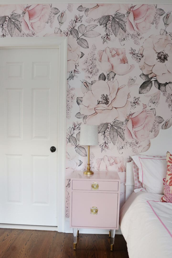 Traditional wallpaper vs. removable wallpaper and comparing the pros and cons of the two!  We are giving the our honest opinion and a few tips when using regular wallpaper or peel and stick wallpaper. || Darling Darleen Top Lifestyle CT Blogger #darlingdarleen #darleenmeier
