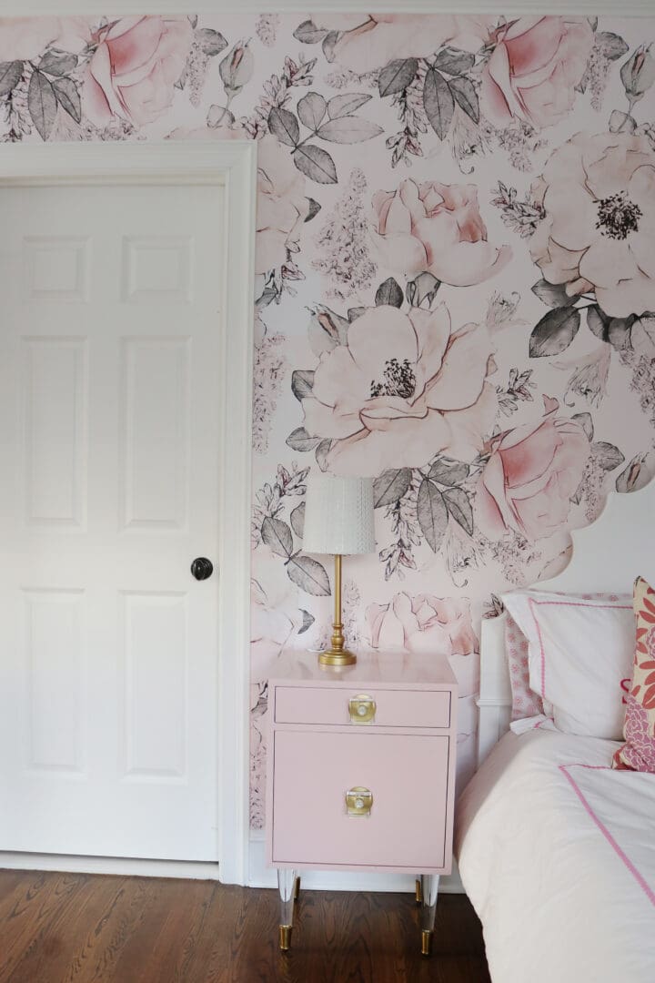 Traditional wallpaper vs. removable wallpaper and comparing the pros and cons of the two! We are giving the our honest opinion and a few tips when using regular wallpaper or peel and stick wallpaper. || Darling Darleen Top Lifestyle CT Blogger #darlingdarleen #darleenmeier