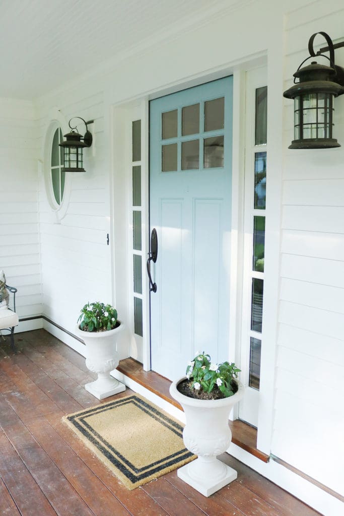 Paint your front door--an easy way to add curb appeal || Darling Darleen Top Lifestyle CT Blogger #darlingdarleen | blue front door