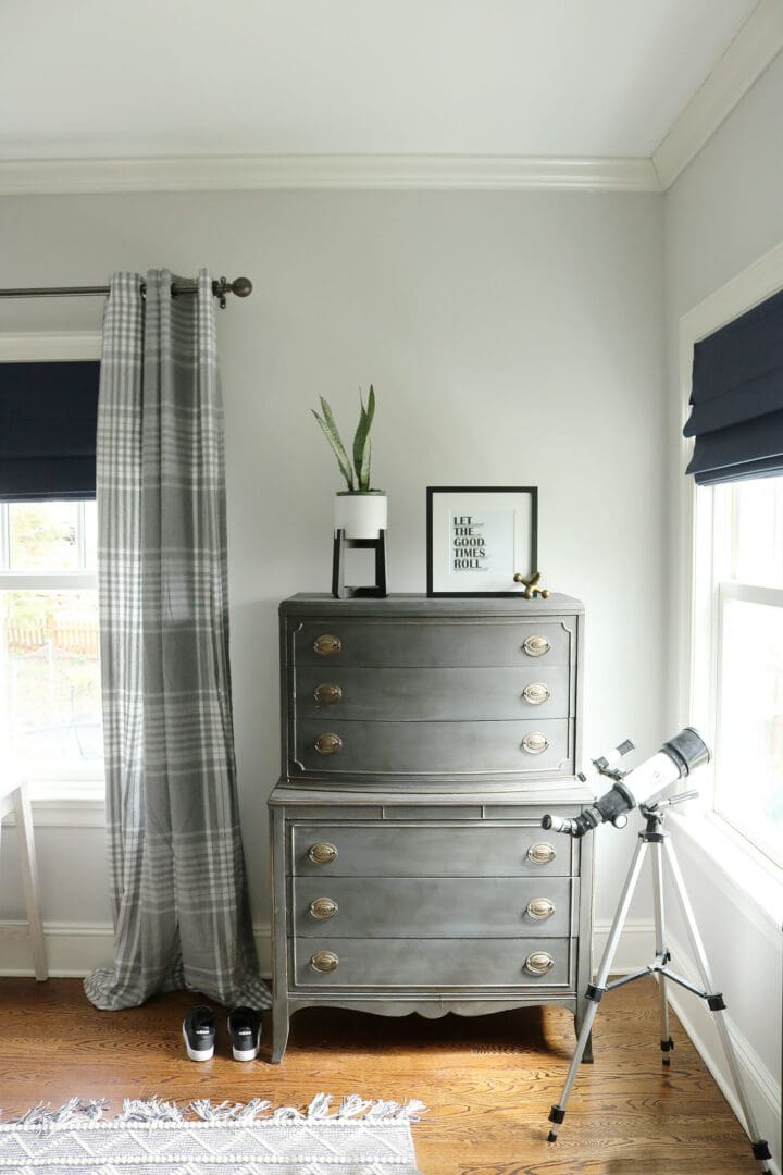 Sharing the reveal of our modern teen boy bedroom that is the perfect transition to a guest bedroom with its subtle colors and simple lines. Modern line and gallery picture wall of navy and gray || Darling Darleen Top New England Lifestyle Blogger #boybedroom #modernbedroom