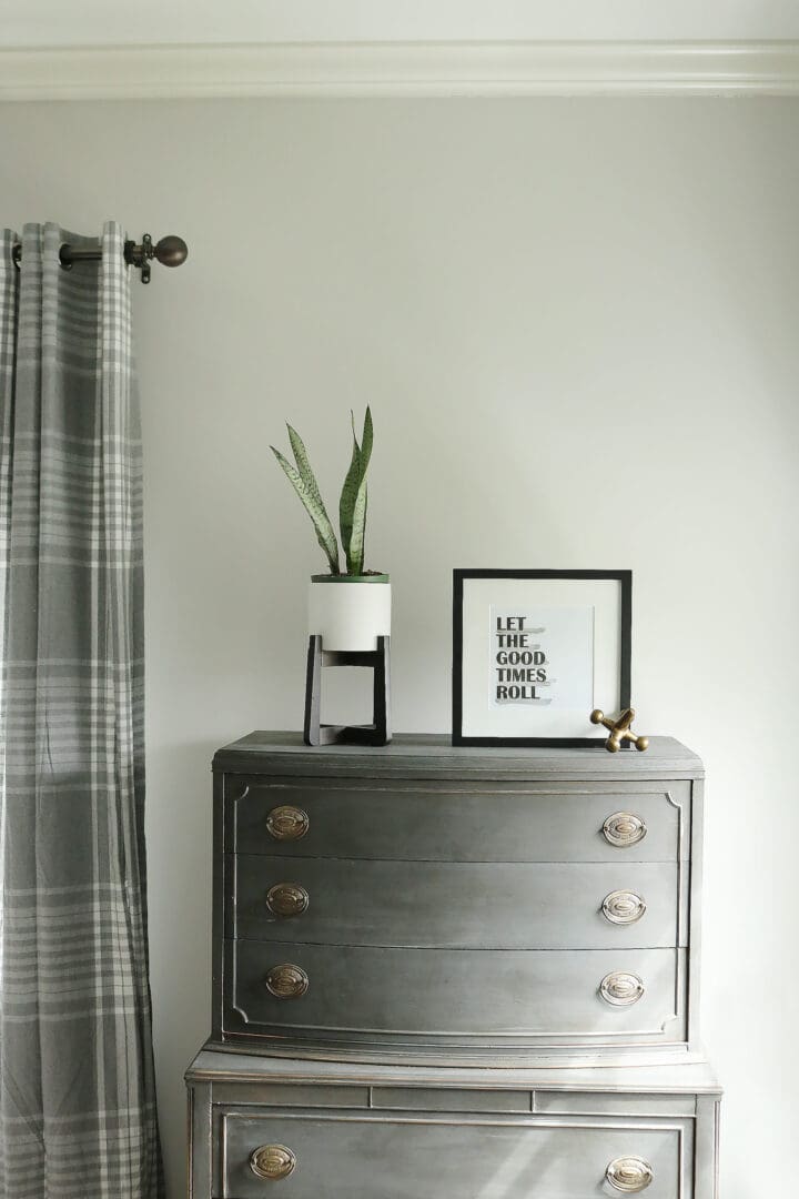 Sharing the reveal of our modern teen boy bedroom that is the perfect transition to a guest bedroom with its subtle colors and simple lines. Modern line and gallery picture wall of navy and gray || Darling Darleen Top New England Lifestyle Blogger #boybedroom #modernbedroom