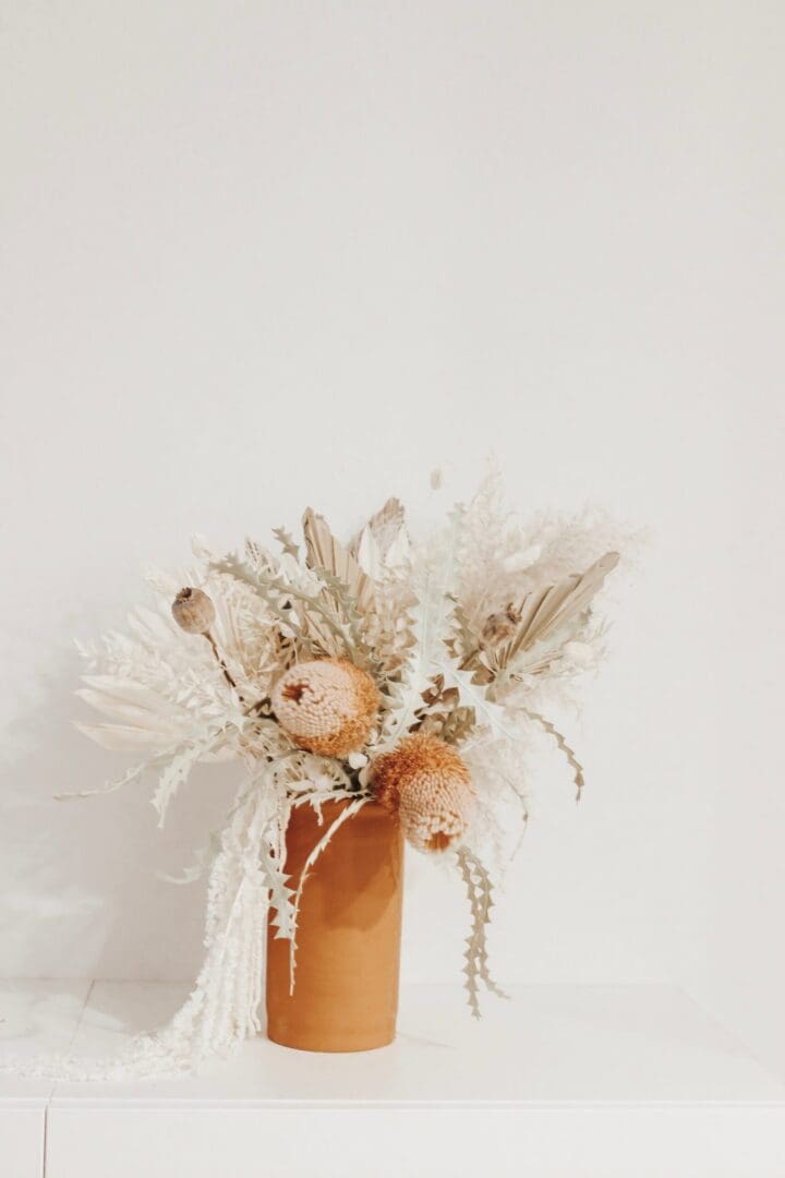 Where to find flowers for dried flower arrangements and the best flowers to choose.  Pampas grass flower arrangements || Darling Darleen Top Lifestyle Connecticut Blogger #driedflowers