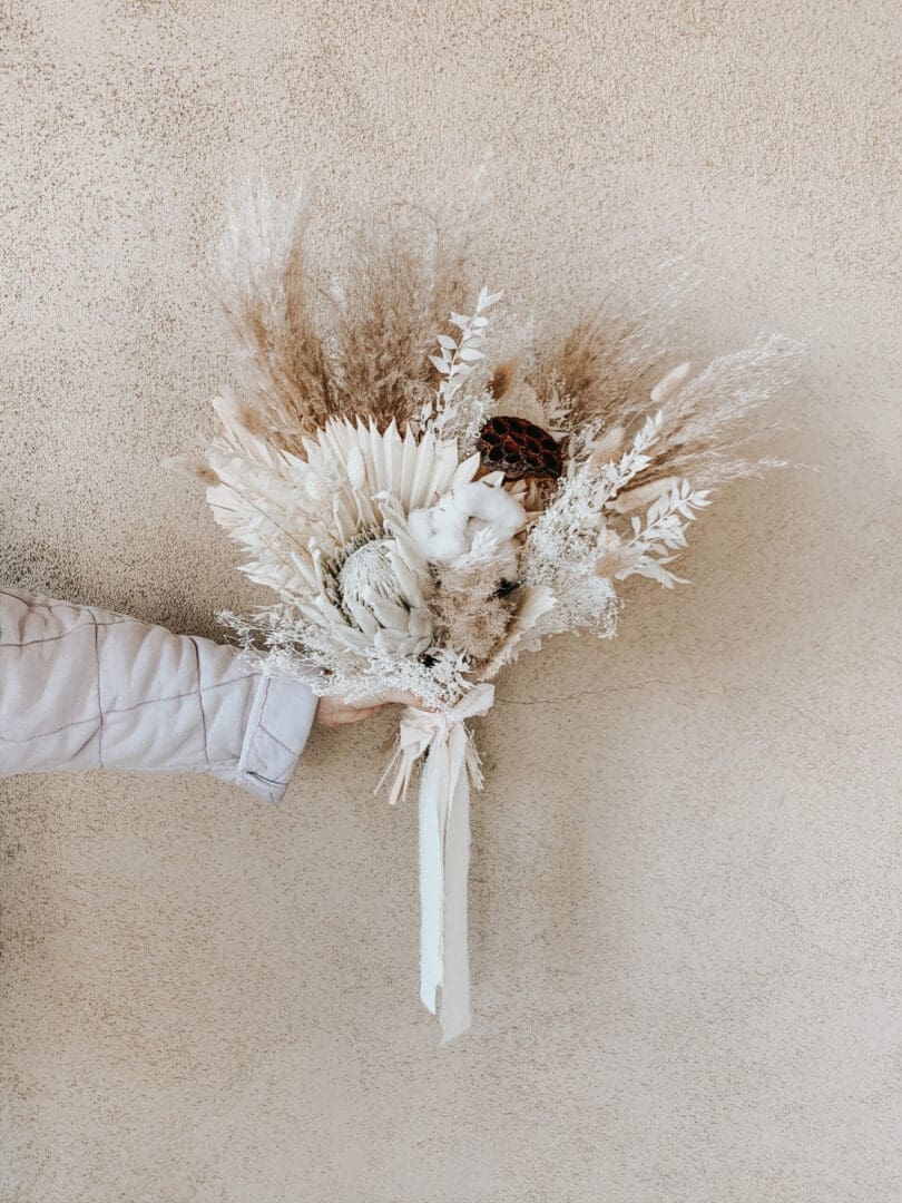 Where to find flowers for dried flower arrangements and the best flowers to choose. Pampas grass, bunny tail and protea flower arrangements || Darling Darleen Top Lifestyle Connecticut Blogger #driedflowerarrangments