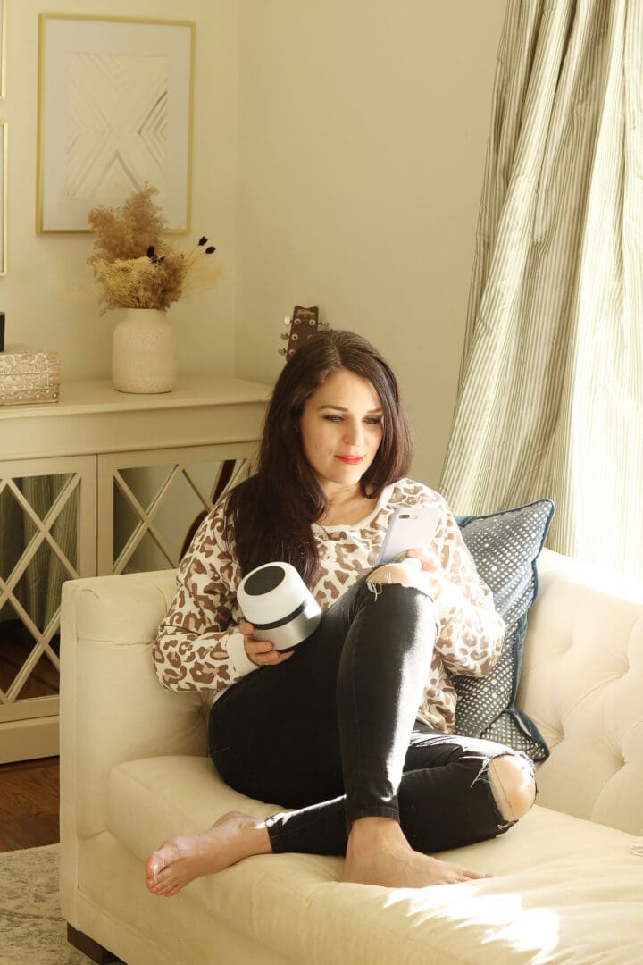 Sharing my 15 Favorite Podcasts that are on a must-listen too. Breaking up by categories || Darling Darleen Top Lifestyle Blogger #darlingdarleen #darleenmeier #podcasts