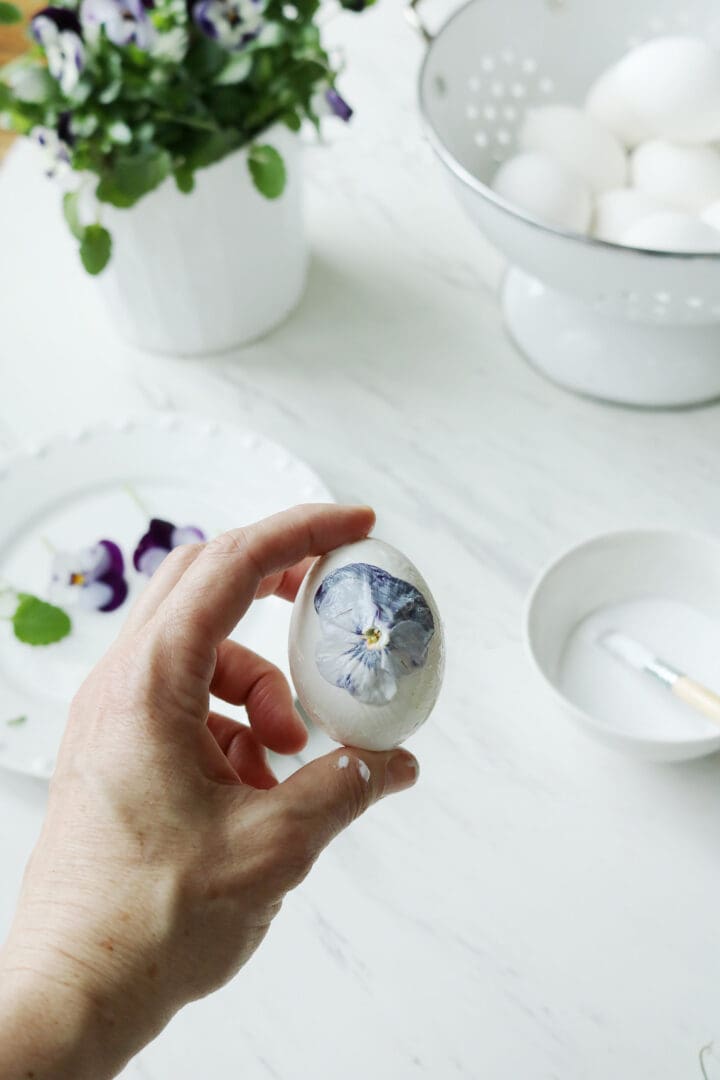 Decorate Your Easter Eggs this Year with Real Flowers and Foliage with this easy DIY flower Easter egg project || Darling Darleen