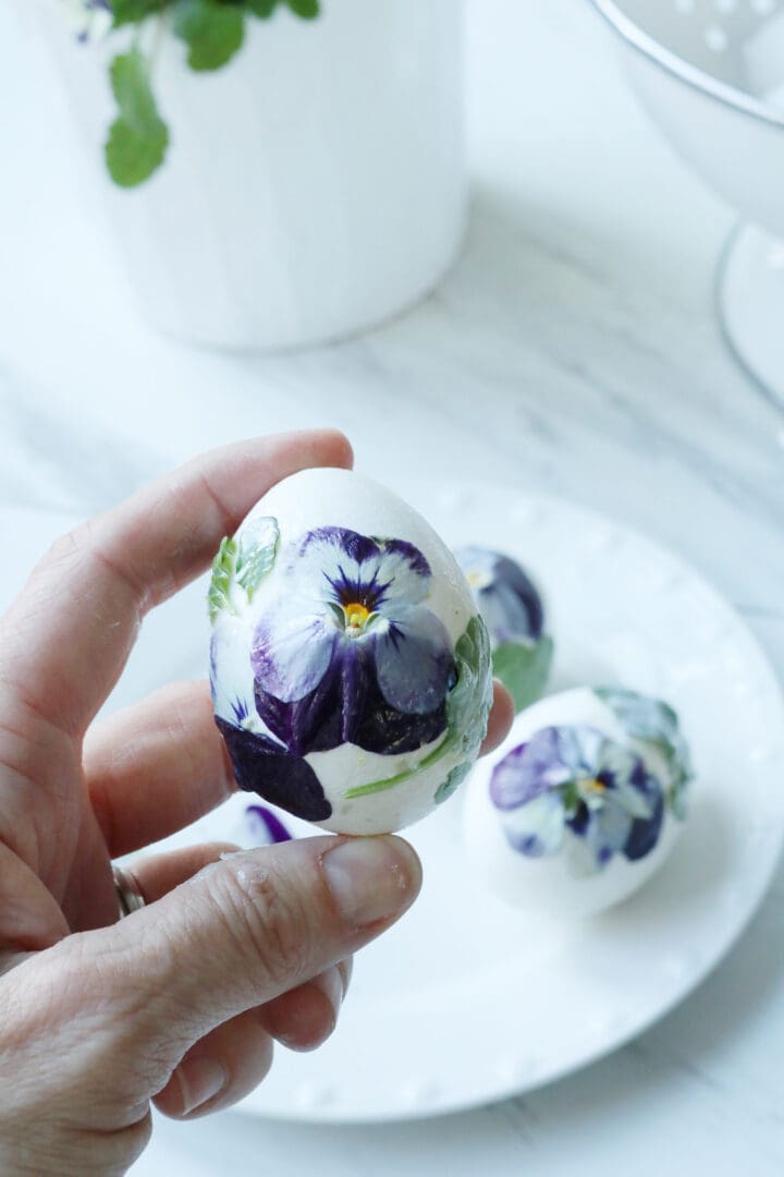 Decorate Your Easter Eggs this Year with Real Flowers and Foliage with this easy DIY flower Easter egg project || Darling Darleen