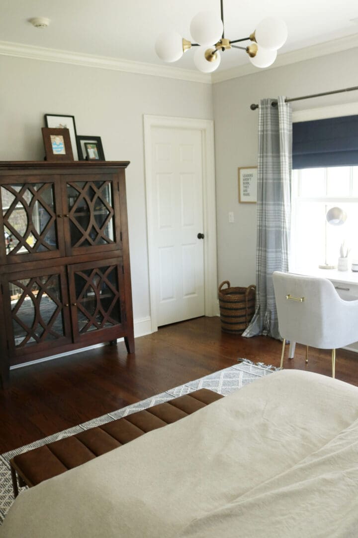 Sharing the reveal of our modern teen boy bedroom that is the perfect transition to a guest bedroom with its subtle colors and simple lines.  Modern line and gallery picture wall of navy and gray || Darling Darleen Top New England Lifestyle Blogger #boybedroom #modernbedroom