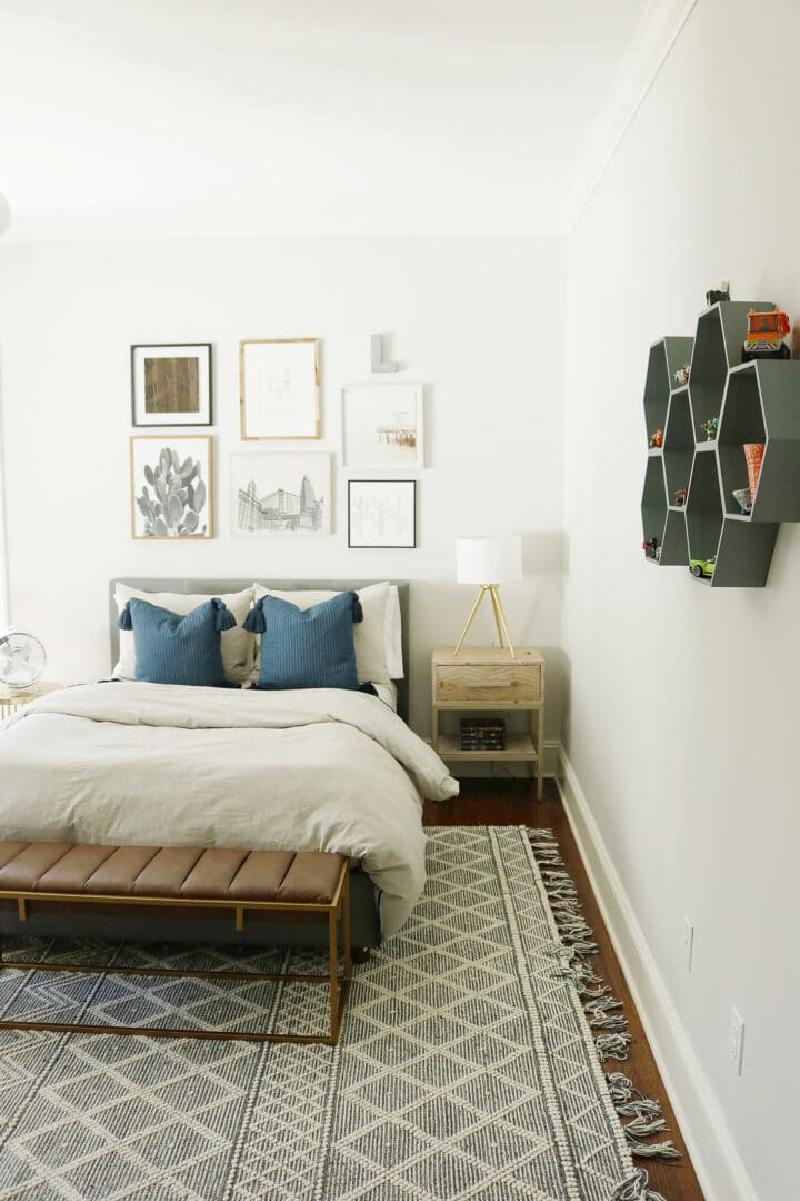 Sharing the reveal of our modern teen boy bedroom that is the perfect transition to a guest bedroom with its subtle colors and simple lines.  Modern line and gallery picture wall of navy and gray || Darling Darleen Top New England Lifestyle Blogger #boybedroom #modernbedroom