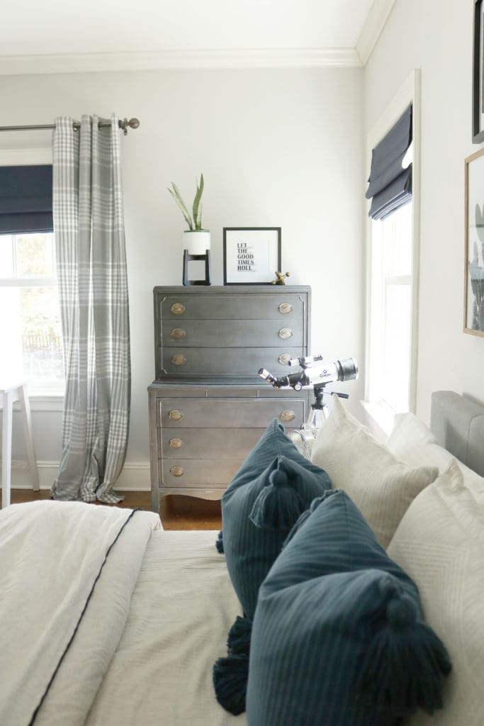 Sharing the reveal of our modern teen boy bedroom that is the perfect transition to a guest bedroom with its subtle colors and simple lines. Modern line and gallery picture wall of navy and gray || Darling Darleen Top New England Lifestyle Blogger #boybedroom #modernbedroom