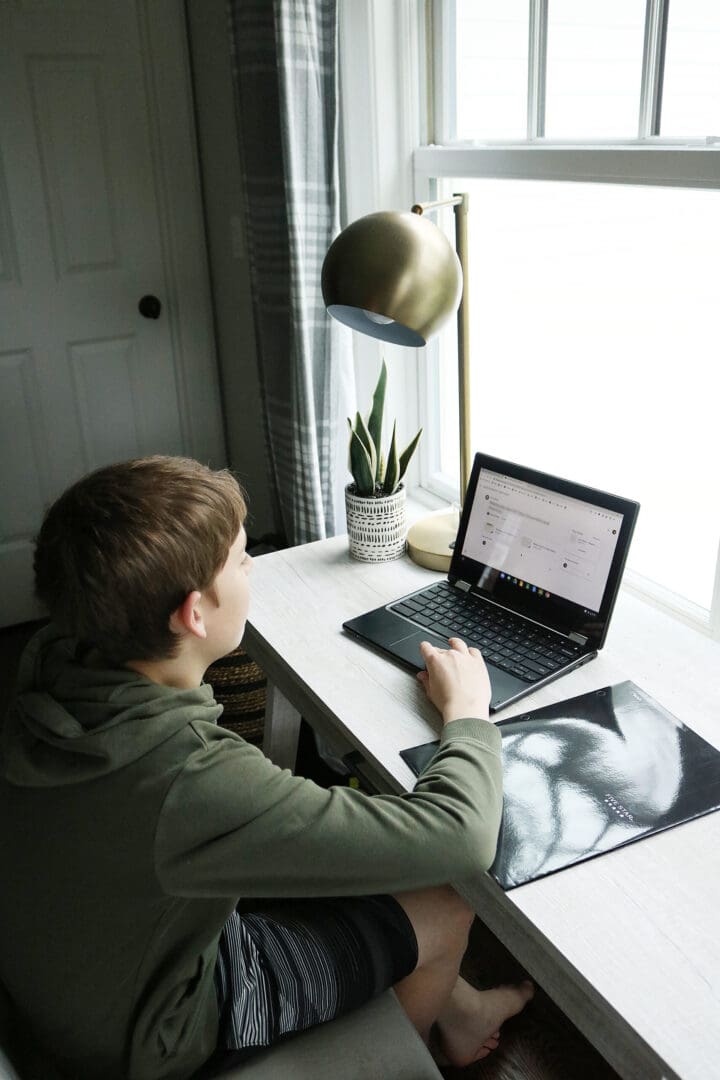 Virtual classroom with teachers during home school with workspace || Darling Darleen Top Lifestyle Blogger