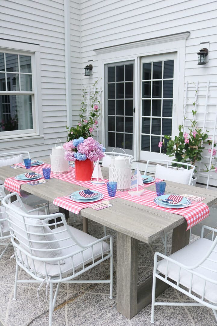 This year host a 4th of July backyard party and sharing simple budget-friendly decorating tips.  4th of july barbecue, 4th of july tablescape, minimal tablescape  || Darling Darleen Top CT Lifestyle Blogger #4thofjuly 