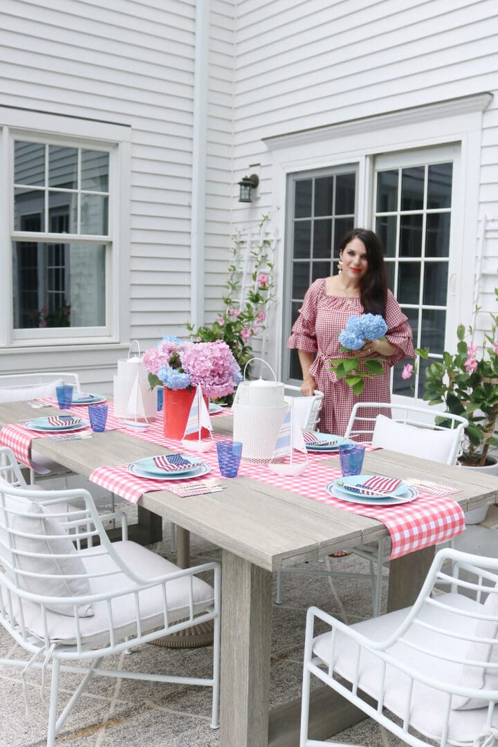 This year host a 4th of July backyard party and sharing simple budget-friendly decorating tips || Darling Darleen Top CT Lifestyle Blogger #4thofjuly 