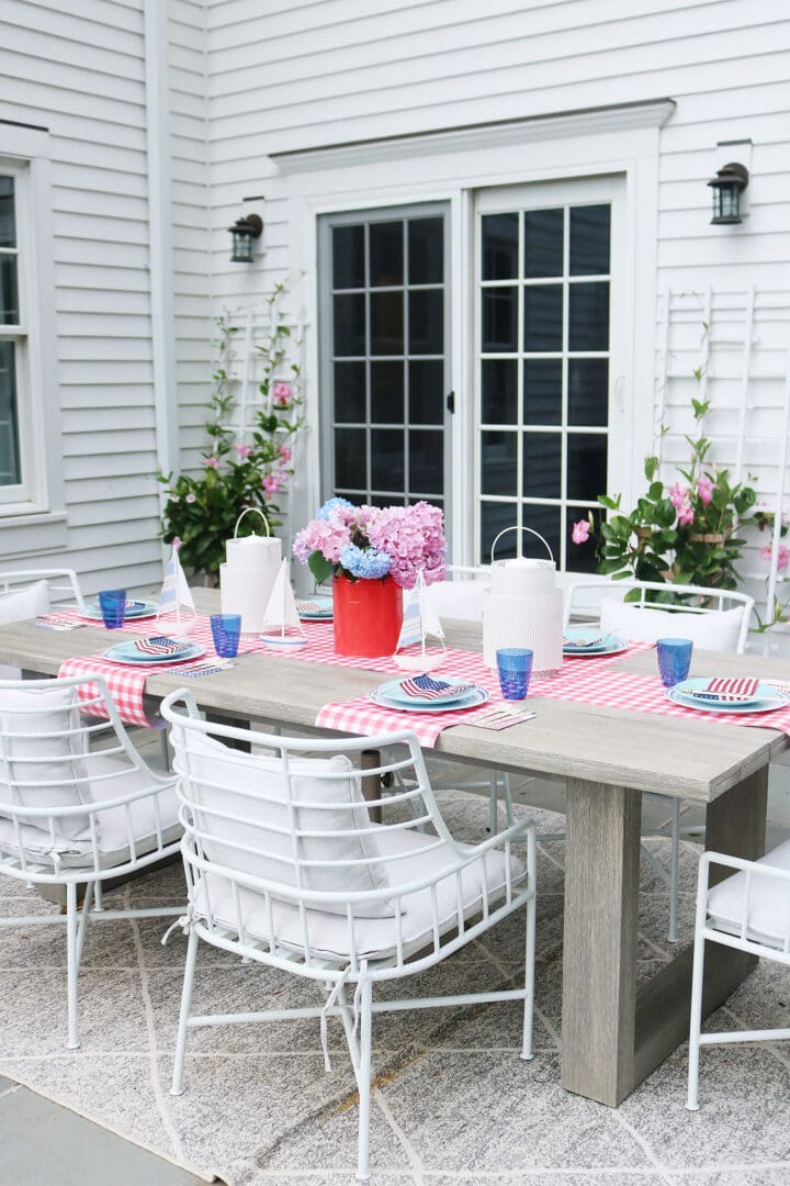 This year host a 4th of July backyard party and sharing simple budget-friendly decorating tips || Darling Darleen Top CT Lifestyle Blogger #4thofjuly 