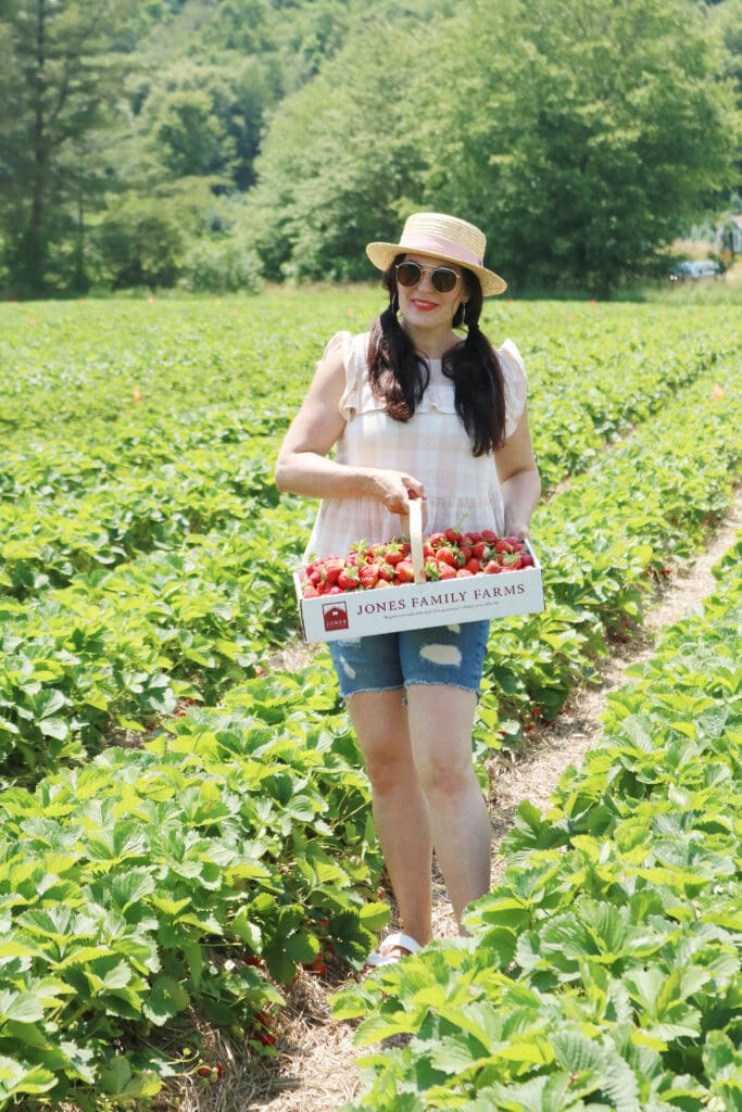 What to wear when picking strawberries? Make sure to wear a sun hat, flowy clothes to stay cool and easily bend down and open toe sandals that are okay to get dirty and wet || Darleen Meier Top Lifestyle CT Blogger #strawberryfieldsforever #darlingdarleen