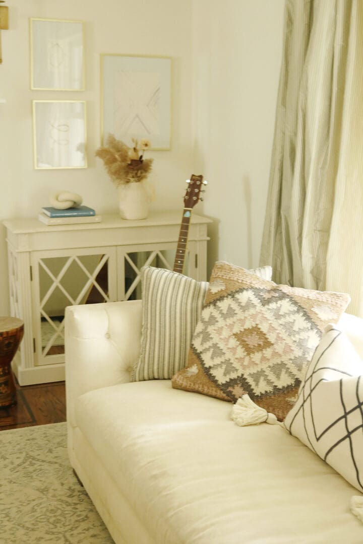 Easy Fall decorations that are simple and minimal but brings that home comfort and cozy look. HM pillows. || Darling Darleen Top CT Lifestyle Blogger #falldecor #falldecorations #ctlifestyleblogger #darlingdarleen