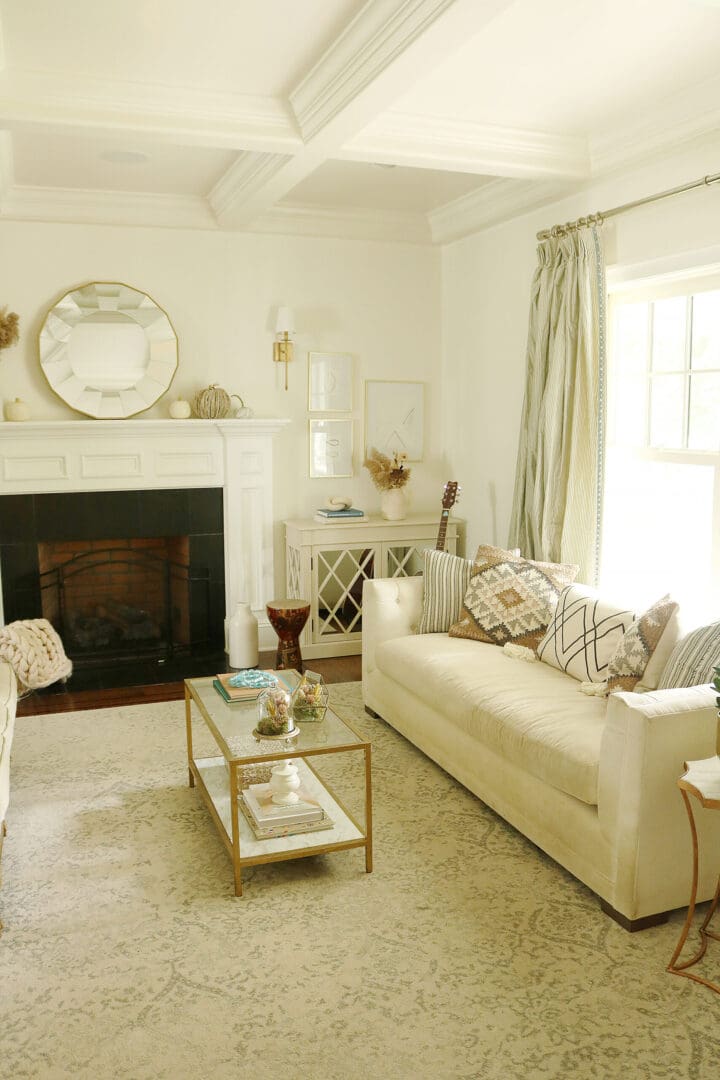 Easy Fall decorations that are simple and minimal but brings that home comfort and cozy look. || Darling Darleen Top CT Lifestyle Blogger #falldecor #falldecorations #ctlifestyleblogger #darlingdarleen