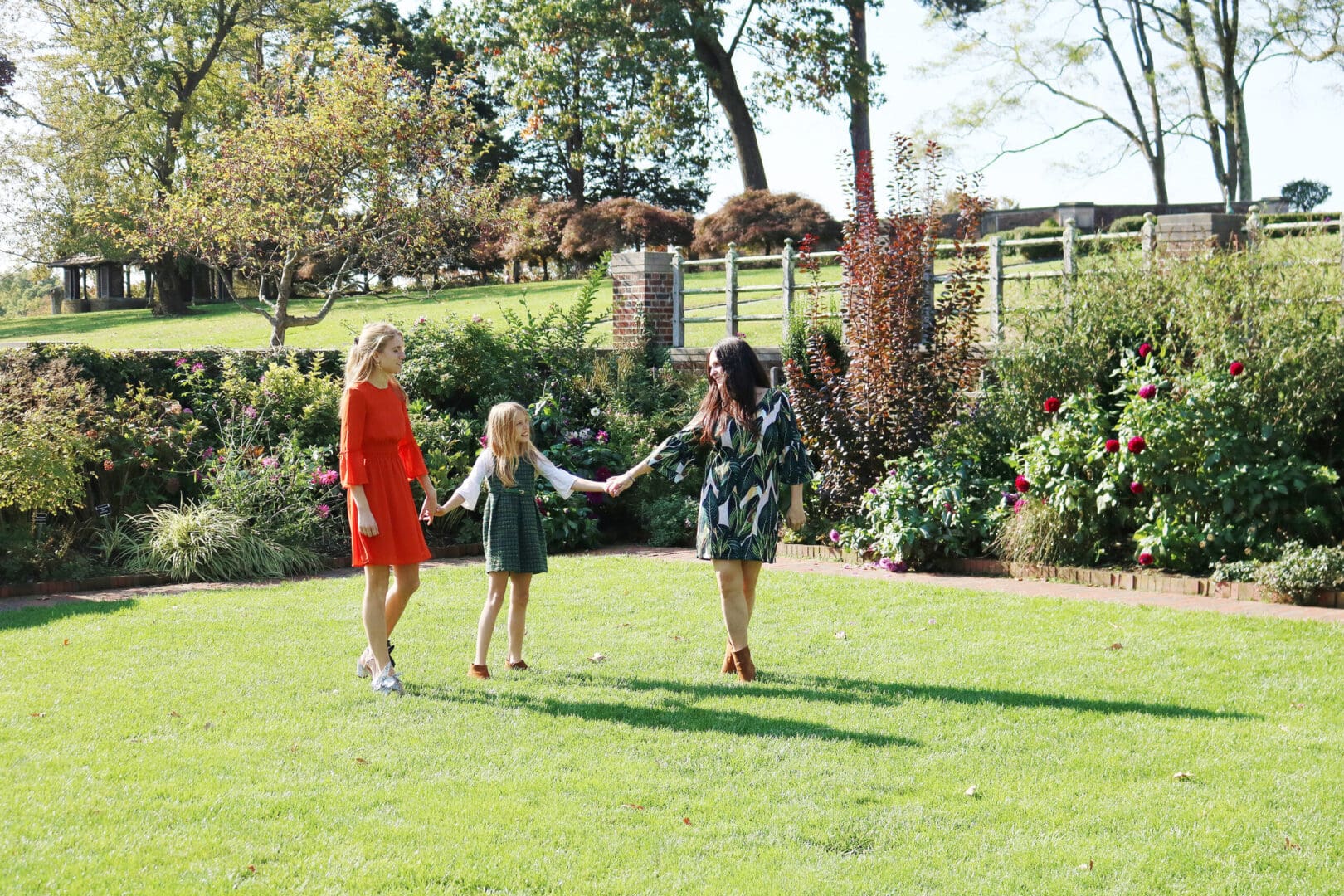 Sharing our Favorite Dress Shops for Girls and Teen. Where to shop for girl dresses this holiday season and also mommy and me dresses which is such a trend right now! || Darling Darleen Top Lifestyle Blogger #darlingdarleen #girldresses