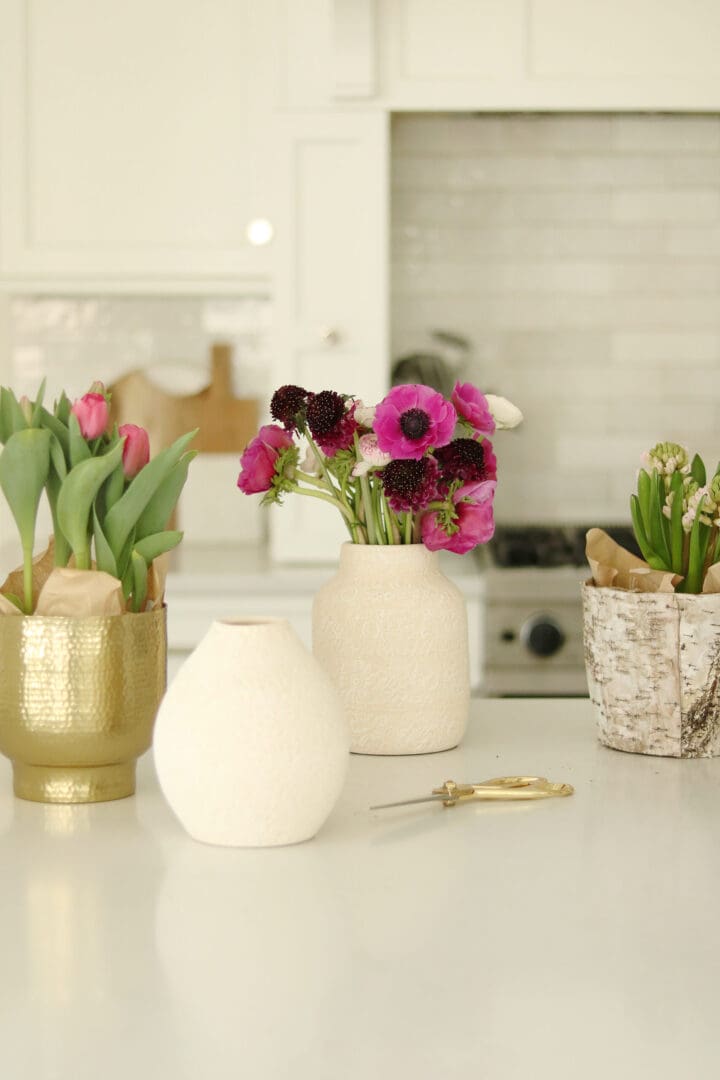 Indoor Styling with Spring Flowers with indoor pots the spring flowers, potted tulips, bring spring flowers indoors || Darling Darleen Top Lifestyle CT Bloggers #springflowers #pottedflowers