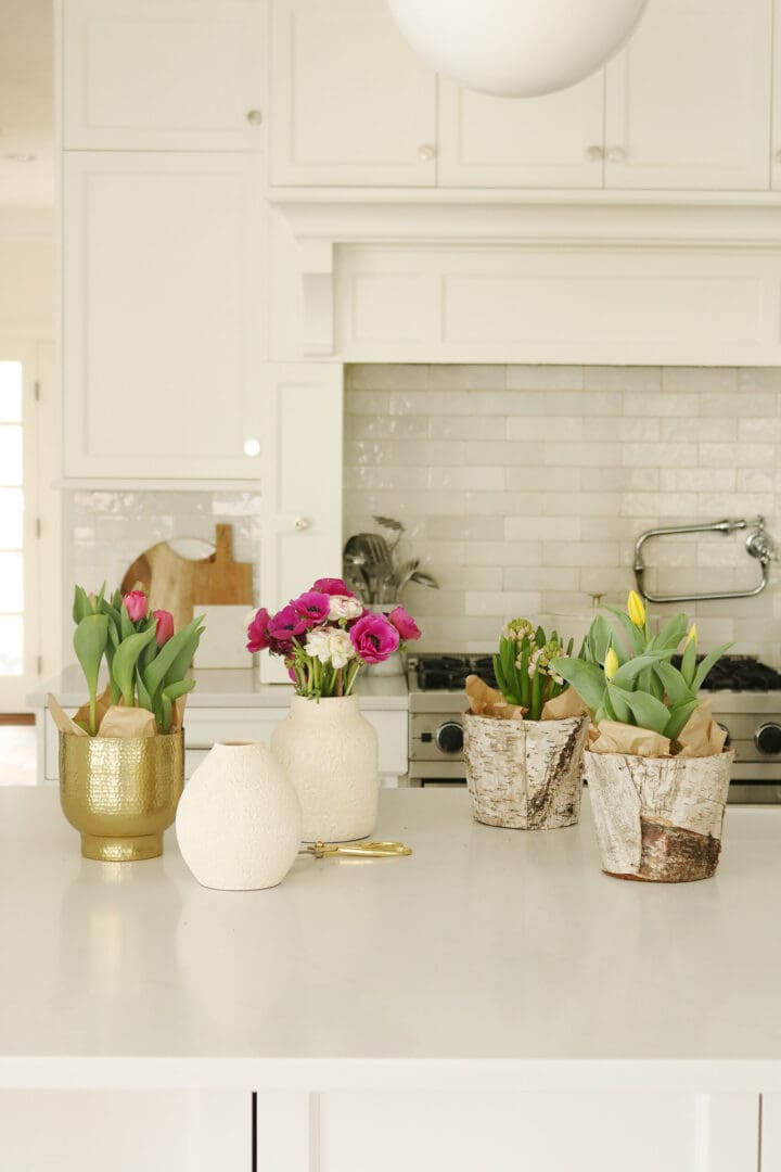 Indoor Styling with Spring Flowers with indoor pots the spring flowers, potted tulips, bring spring flowers indoors || Darling Darleen Top Lifestyle CT Bloggers #springflowers #pottedflowers