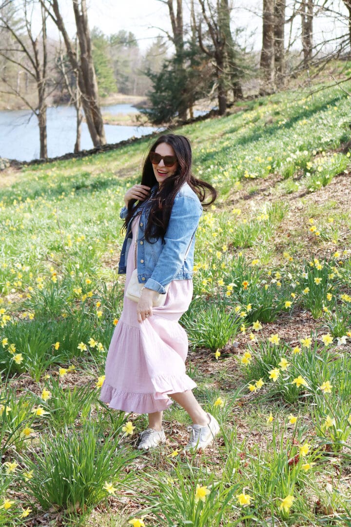 Best locations and instagrammable spots to visit Connecticut flower fields for both spring and summer season. || Darling Darleen Top CT Lifestyle Blogger #darlingdarleen #ctflowerfields