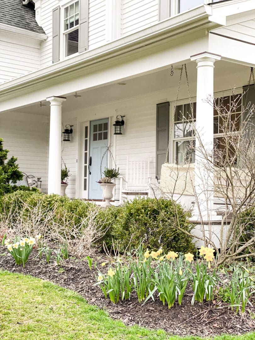 Simple Spring Planter to Last through Summer || Darling Darleen Top Lifestyle CT Blogger #springplanter